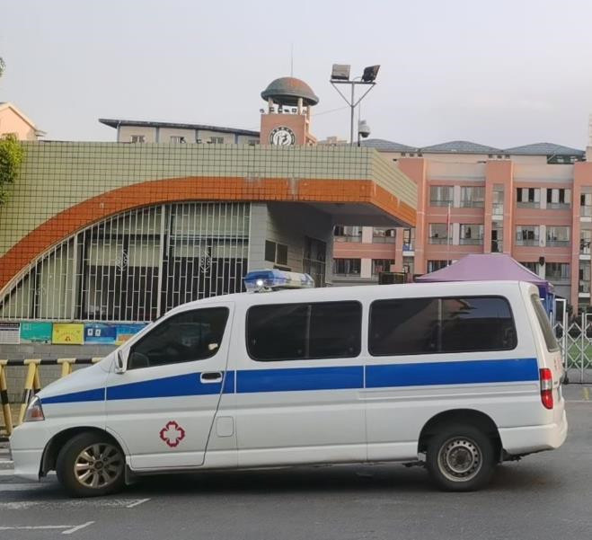 南宁救护车出租护送骨折病人一公里多少钱